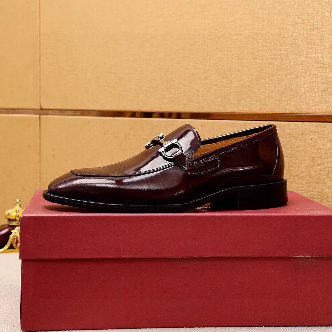 Men's shoes 💰460 💐 Product trademark: Ferragamo "Ferragamo" casual leather shoes Regular size: 38-44 (45🉑️customized) Product materials: Selected imported first-layer open-edge beaded cowhide upper + luxury hardware buckle, imported water-dyed cowhide leather lining. Strong three-dimensional visual effect, original outsole color: 2 colors available